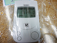 しのざき米店では、お客様に安心してお買い物をしていただけるよう、店頭で商品等の表面の放射線量を測定できるガイガーカウンター(放射線測定器)を導入いたしました。検査・安全確認ができた商品のみを取り扱っておりますが、更なる安全・安心をしていただけるお店作りを目指しております。クリックすると拡大画像をご覧いただけます。